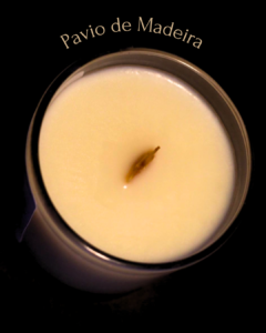 Close-up da Vela Aromática Templária Sanctum Ignis da Zohar com pavio de madeira natural