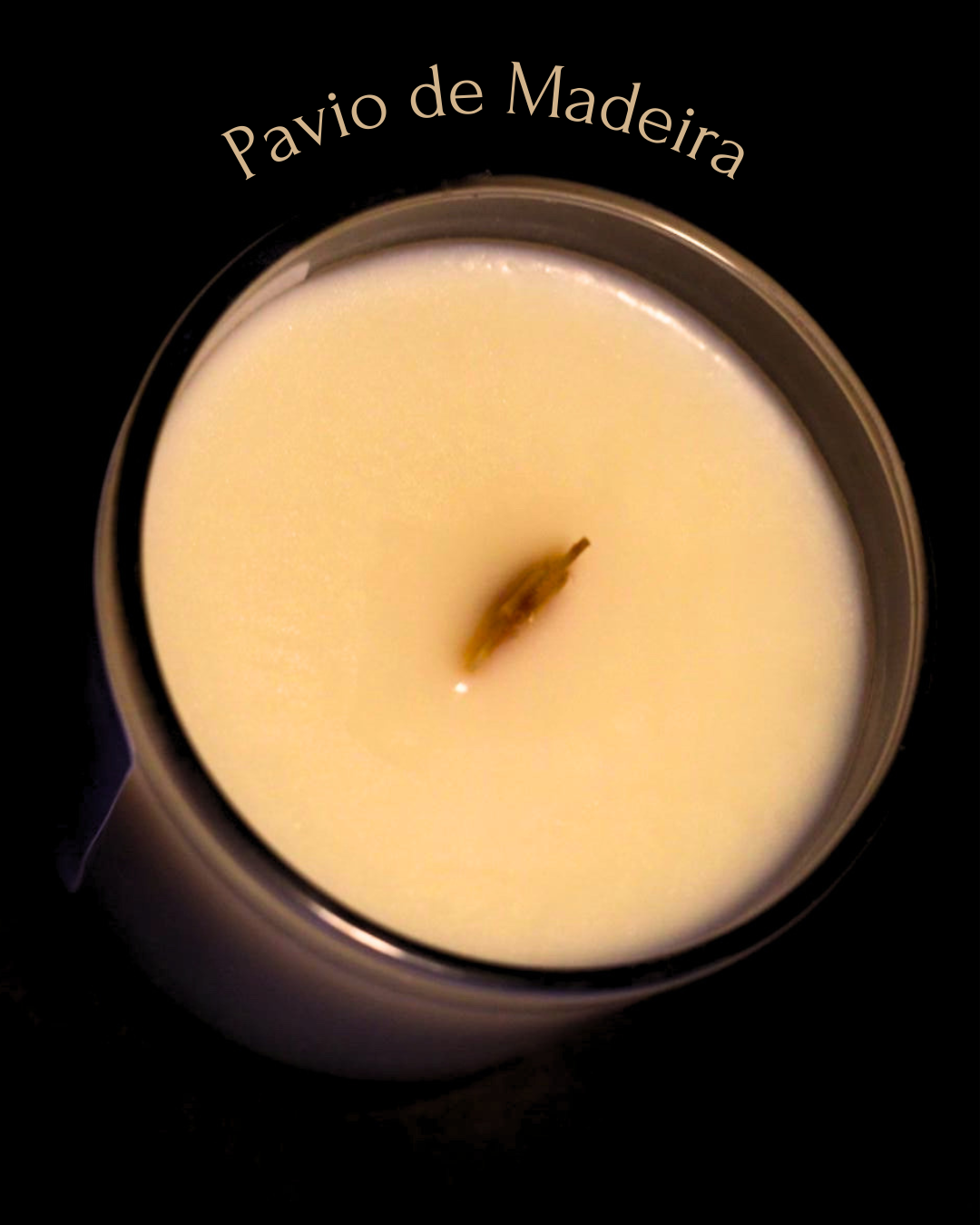 Close-up da Vela Aromática Templária Sanctum Ignis da Zohar com pavio de madeira natural